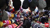 FOTO: Berburu Baju Bekas di Jakarta Popularitas baju bekas tak kunjung surut. Harganya yang miring dan kualitas masih layak pakai membuat baju bekas masih jadi incaran sebagian orang.