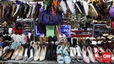 FOTO: Berburu Baju Bekas di Jakarta Popularitas baju bekas tak kunjung surut. Harganya yang miring dan kualitas masih layak pakai membuat baju bekas masih jadi incaran sebagian orang.