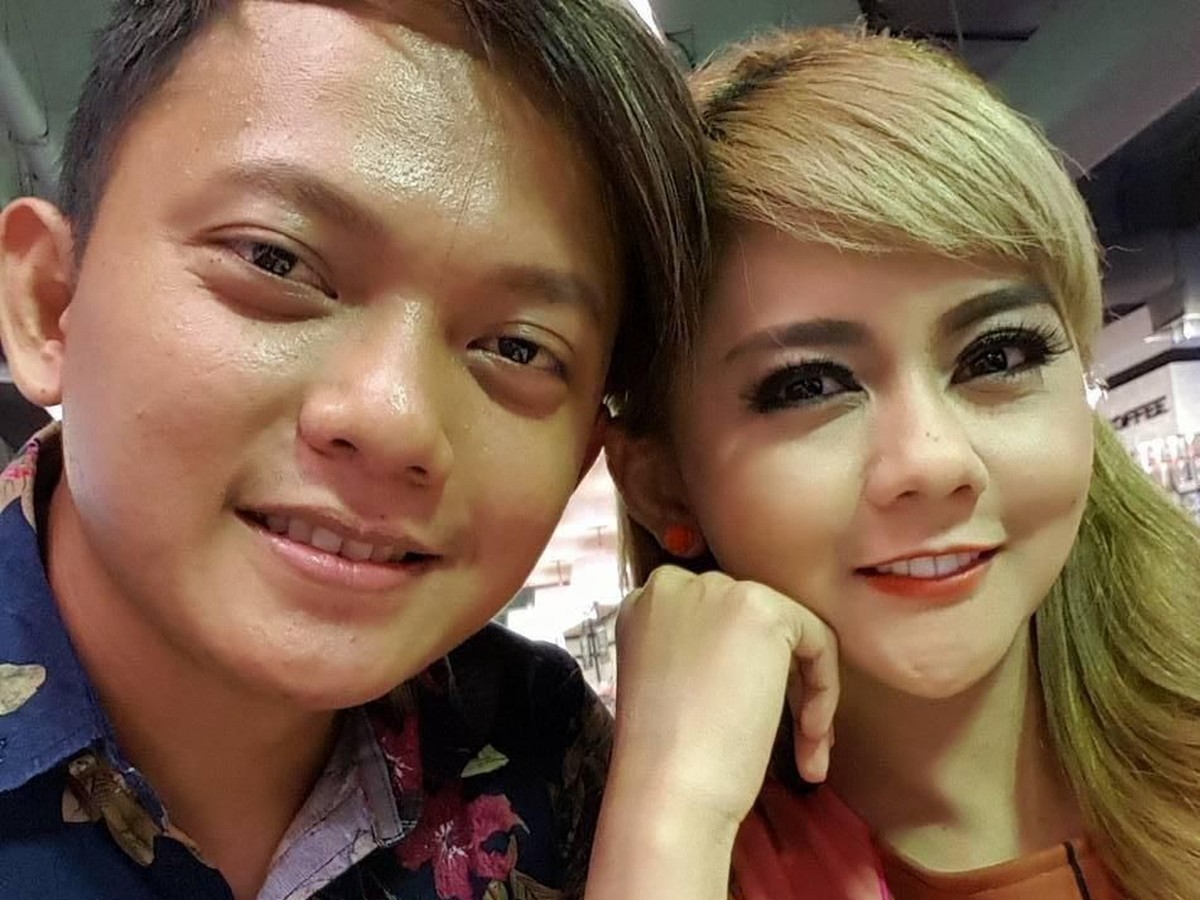 Artis Jenita Janet resmi melayangkan gugatan cerai kepada suaminya&comma; Alief Hedy Nurmaulid pada Rabu &lpar;4&sol;12&rpar;&period; Berikut potret mesra keduanya&period;