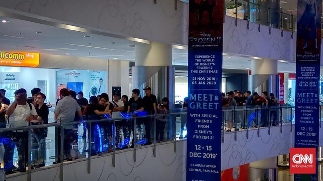 Penjualan perdana  iPhone 11, 11 Pro dan 11 Pro Max disambut oleh antrean puluhan fanboy (sebutan untuk pengguna setia iPhone) di depan gerai iBox di Mal Central Park, Jakarta Barat, Jumat (6/12).