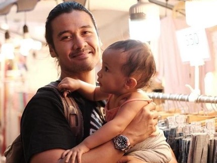 Intip 7 Potret 'Hot Daddy' Chicco Jerikho Momong Surinala