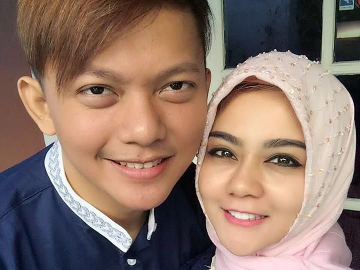 Artis Jenita Janet resmi melayangkan gugatan cerai kepada suaminya&comma; Alief Hedy Nurmaulid pada Rabu &lpar;4&sol;12&rpar;&period; Berikut potret mesra keduanya&period;