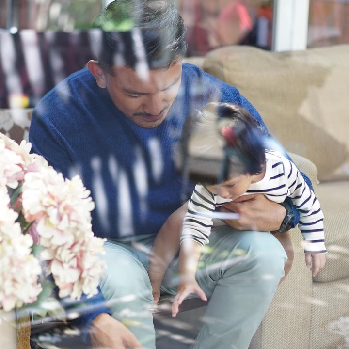 <p>Salma Jihane Putri Dewanto merupakan anak pertama Rio Dewanto dan Atiqah Hasiholan. Salma lahir pada 23 Juni 2017. (Foto: Instagram @atiqahhasiholan)</p>