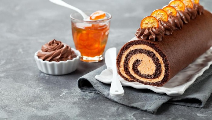 Swiss roll glazed with white chocolate icing