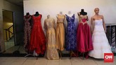 FOTO: Berburu Baju Bekas di Jakarta Popularitas baju bekas tak kunjung surut. Harganya yang miring dan kualitas masih layak pakai membuat baju bekas masih jadi incaran sebagian orang.