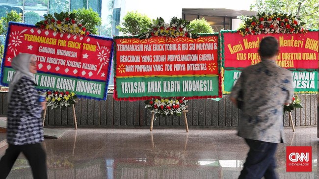 Menteri BUMN Erick Thohir mendapatkan karangan bunga ucapan terima kasih karena memecat dirut Garuda.