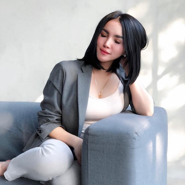 7 Potret Intan Hardja, dari Presenter Cantik hingga Lepas Hijab