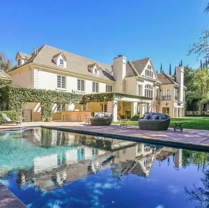 Penyanyi Avril Lavigne dan mantan suaminya, Chad Kroeger menjual rumah mewahnya di Sherman Oaks, California. Harganya pun terbilang sangat fantastis. (Foto: Homes and Property)