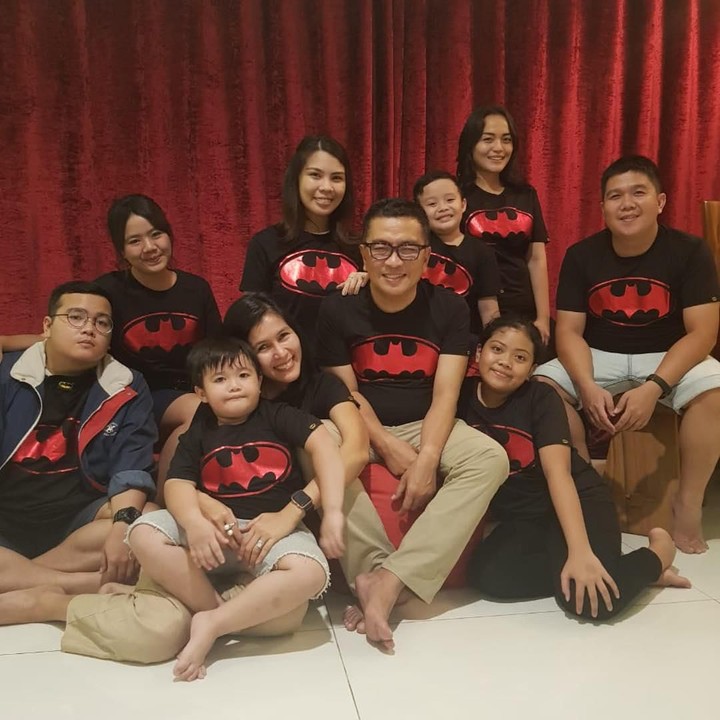 <p>Kalau lagi kumpul bareng, begini nih potret keseruan keluarga Helmy Yahya, Bun. (Foto: Instagram @febri.sjofjan)</p>