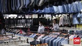 FOTO: Berburu Baju Bekas di Jakarta Popularitas baju bekas tak kunjung surut. Harganya yang miring dan kualitas masih layak pakai membuat baju bekas masih jadi incaran sebagian orang.
