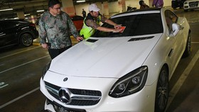 Sejumlah Mobil Mewah di Apartemen Jakbar Tunggak Pajak