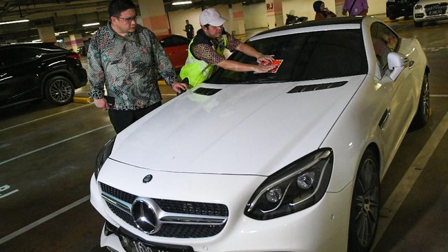 Petugas BPRD DKI dan Samsat menemukan sejumlah kendaraan mewah yang menunggak pajak saat razia pajak kendaraan bermotor (PKB) di Jakarta Barat.