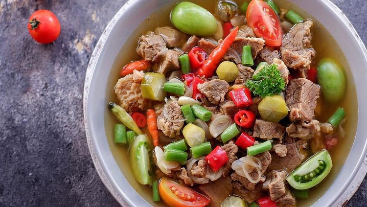 Asem-asem daging pas banget disajikan untuk makan siang bareng keluarga. Rasanya sedap dan pasti bikin nagih.