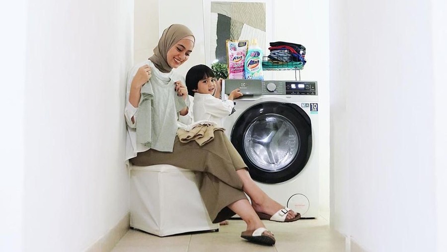 Rutinitas Ayudia Bing Slamet sebagai ibu rumah tangga.