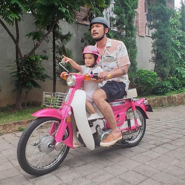 <p>Gemasnya pose Salma saat naik motor bersama Ayah Rio Dewanto (Foto: Instagram @riodewanto)</p>