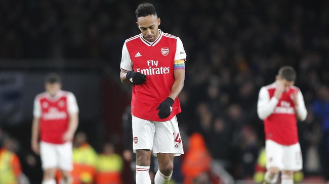 Ketua Federasi Sepak Bola Gabon kecewa Piere-Emerick Aubameyang hanya mentok di Arsenal dan tidak mau pindah ke klub lain.