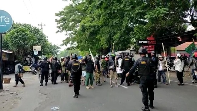 Kapolresta Surakarta AKBP Andy Rifai menyebut bentrok terjadi usai massa Dewan Syariah Kota Surakarta menggelar demo terkait isi ceramah Gus Muwafiq.