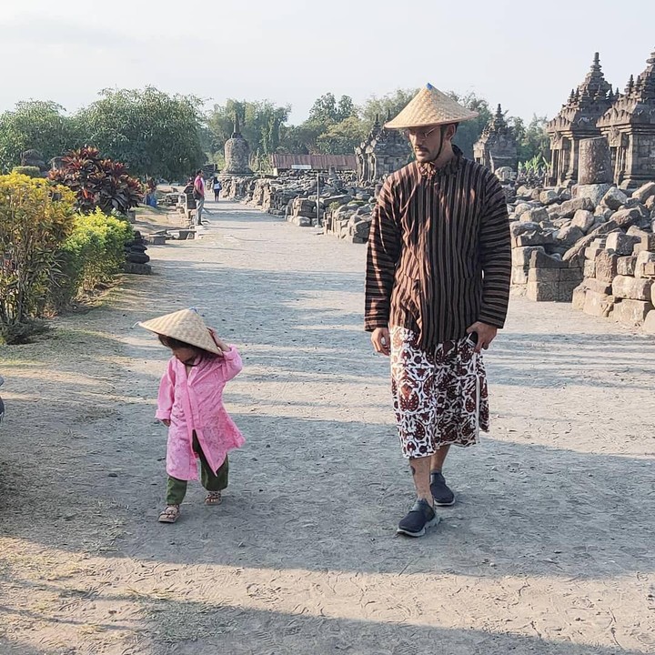 <p>Kompaknya Salma dan sang ayah, Rio Dewanto, memakain baju tradisional saat liburan di Candi Plaosan. (Foto: Instagram @atiqahhasiholan)</p>