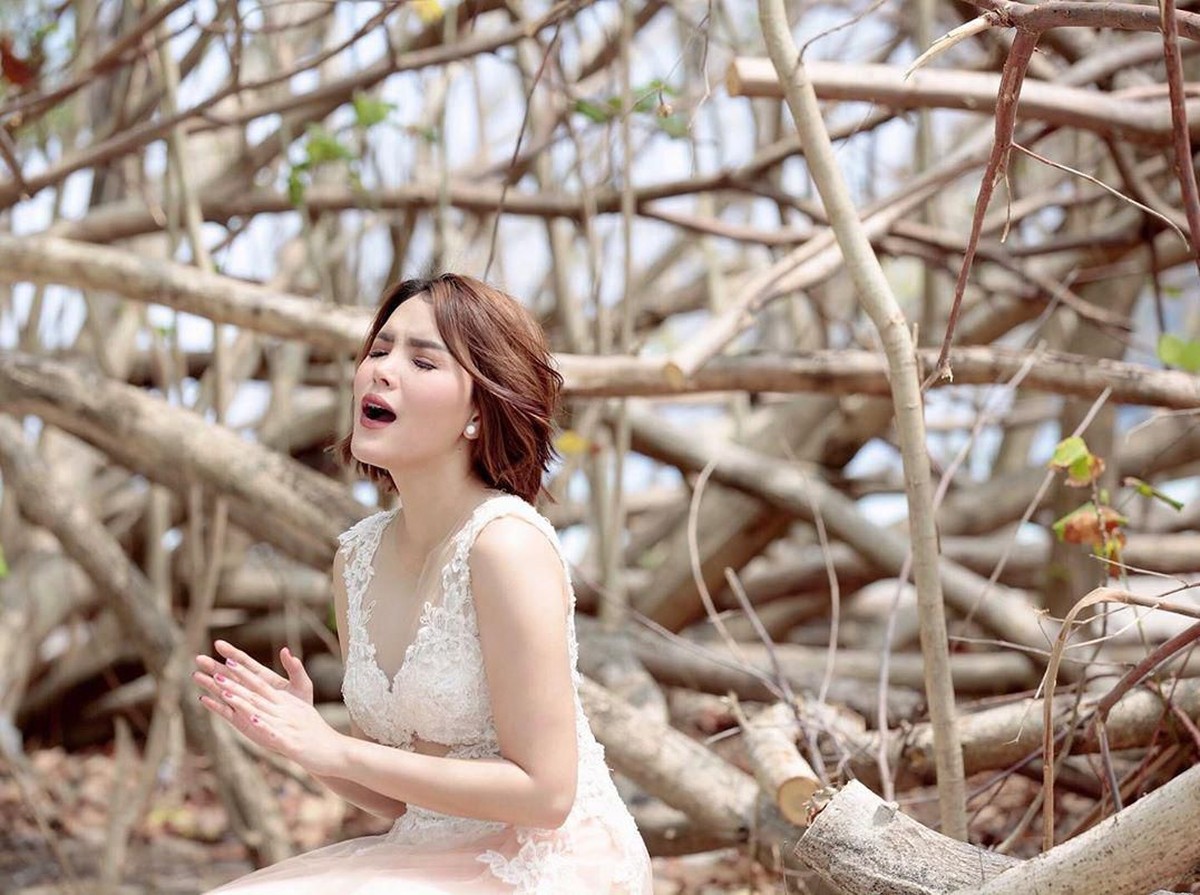 Intan Hardja beberapa waktu belakangan ini menjadi sorotan publik usai memutuskan melepas hijab dan umbar foto seksi di media sosial&period; Berikut 7 potretnya&period;