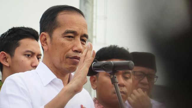 Presiden Jokowi menyebut musuh terbesar masyarakat bukan virus corona, tapi kepanikan, ketakutan, dan berita-berita hoaks soal itu.