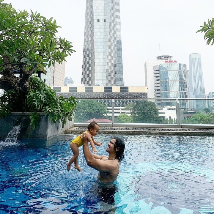 <p>Di tengah kesibukan sebagai publik figur, Chicco selalu menyempatkan waktunya untuk bermain dengan Surinala. (Foto: Instagram @chicco.jerikho)</p>