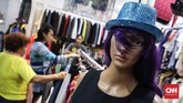 FOTO: Berburu Baju Bekas di Jakarta Popularitas baju bekas tak kunjung surut. Harganya yang miring dan kualitas masih layak pakai membuat baju bekas masih jadi incaran sebagian orang.