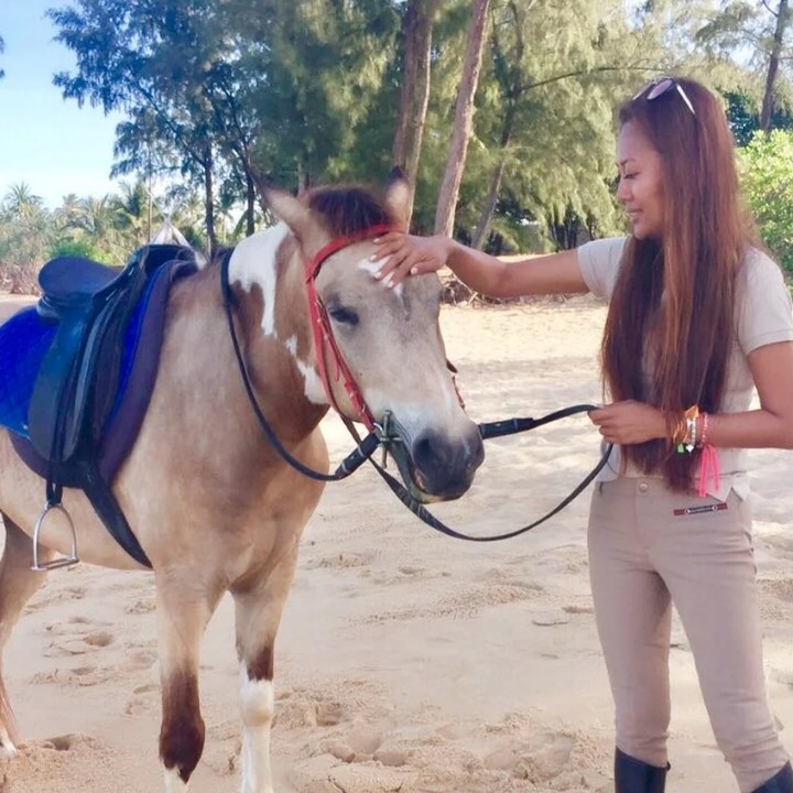 <p>Azura mengaku ia terlahir dari keluarga kaya. Menurut pengakuannya, keluarga Azura merupakan 10 orang terkaya di Indonesia. (Foto: Instagram)</p>