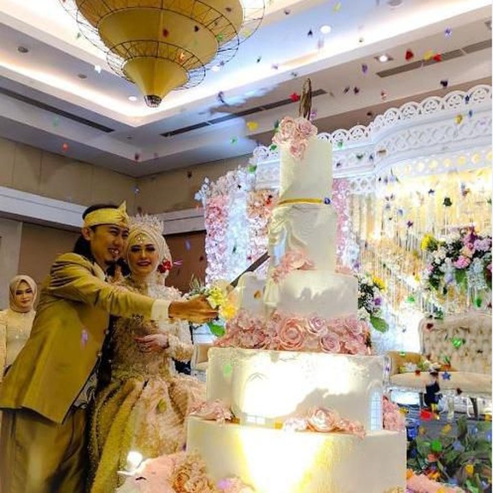 Dengan ini, Ade jigo resmi melepas masa duda yang sudah ia jalani selama satu tahun. (Foto: Instagram @dindaapriani3454)