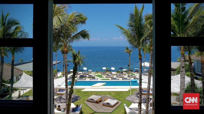 Uluwatu populer dikenal sebagai destinasi surfing. Hotel dalam beach club ini menawarkan nuansa bersantai dengan suguhan interior yang ciamik.