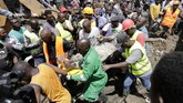 FOTO: Bangunan Enam Lantai Runtuh di Kenya Bangunan enam lantai di Kenya roboh pada Jumat (6/12) hingga mengakibatkan beberapa orang luka.