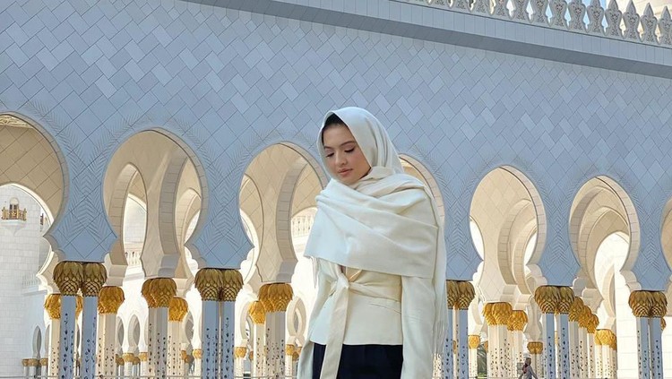 Raline Shah liburan bersama keluarga ke Abu Dhabi, Uni Emirat Arab.