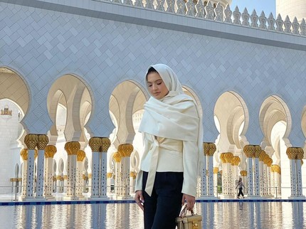 Raline Shah Pakai Kerudung di Masjid Abu Dhabi, Dipuji Cantik Banget