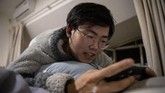 FOTO: Cerita Pacar Bayaran untuk Perempuan di China Di berbagai penjuru China, para remaja pria menghabiskan waktu berjam-jam untuk memadu kasih lewat jagad maya dengan perempuan yang membayar mereka.