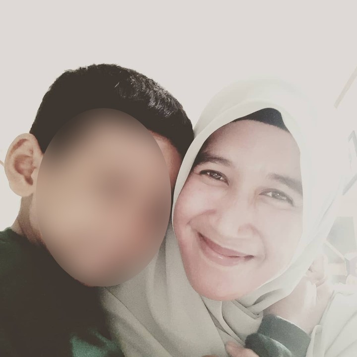 <p>Si kecil saat memberi pelukan hangat untuk Bunda Mellya Juniarti. <em>So sweet</em> ya. (Foto: Instagram)</p>