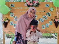 Mantan Istri UAS Jualan Rendang