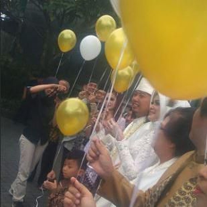 Setelah akad nikah, Ade Jigo dan Irene melepas balon bersama kerabat dan keluarga. (Foto: Instagram @cony_dwiastuti)