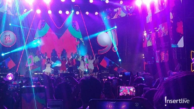 Girkband GFRIEND kembali ke Indonesia untuk menghibur penggemarnya. GFRIEND mengisi acara Oh My Gig di Parkir Timur Senayan, Jakarta, Sabtu (7/12). 
