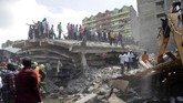 FOTO: Bangunan Enam Lantai Runtuh di Kenya Bangunan enam lantai di Kenya roboh pada Jumat (6/12) hingga mengakibatkan beberapa orang luka.