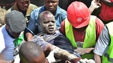FOTO: Bangunan Enam Lantai Runtuh di Kenya Bangunan enam lantai di Kenya roboh pada Jumat (6/12) hingga mengakibatkan beberapa orang luka.