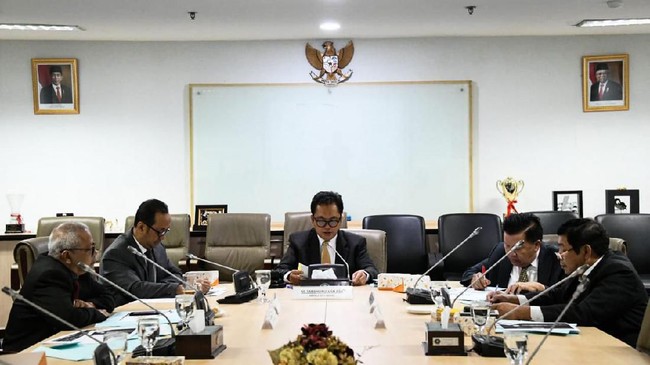 BPH Migas menugaskan PT Pertamina (Persero) dan PT AKR Corporindo Tbk untuk penyediaan dan distribusi Jenis BBM Tertentu (JBT).
