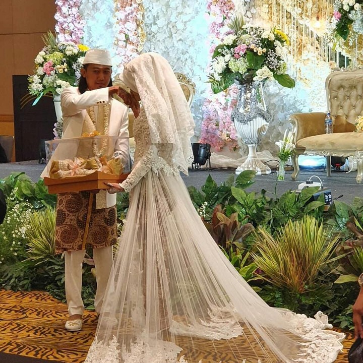 Ini merupakan pernikahan kedua bagi Ade Jigo. Mendiang istri pertamanya meninggal karena tsunami Banten yang terjadi satu tahun lalu. (Foto: Instagram @putrimeidivi)