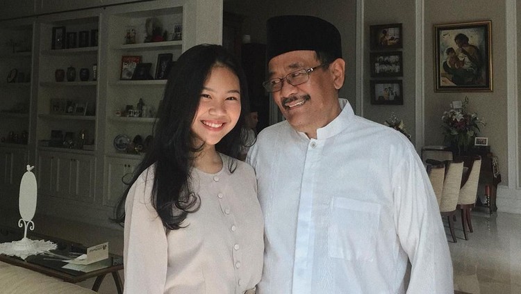 Putri sulung Djarot Saiful Hidayat hari ini berulang tahun. Karena jarak yang berjauhan, Djarot mengucapkan selamat lewat video yang ia unggah di Instagram.