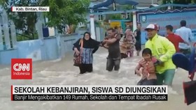 VIDEO: Sekolah di Bintan Riau Kebanjiran, Siswa SD Diungsikan