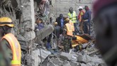 FOTO: Bangunan Enam Lantai Runtuh di Kenya Bangunan enam lantai di Kenya roboh pada Jumat (6/12) hingga mengakibatkan beberapa orang luka.