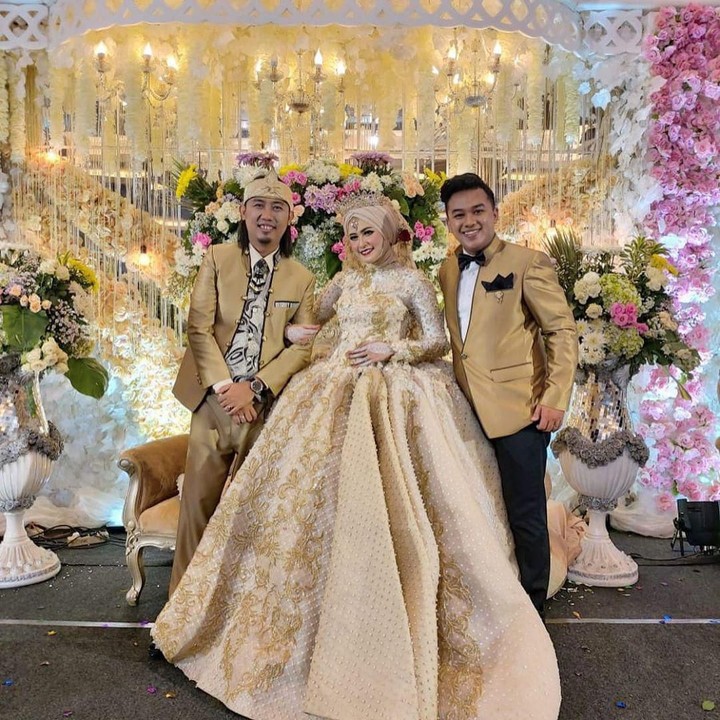 Ade dan Irene nampak serasi dan elegan dengan menggunakan pakaian bertema emas (Foto: Instagram @rinoshamu)