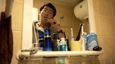 FOTO: Cerita Pacar Bayaran untuk Perempuan di China Di berbagai penjuru China, para remaja pria menghabiskan waktu berjam-jam untuk memadu kasih lewat jagad maya dengan perempuan yang membayar mereka.