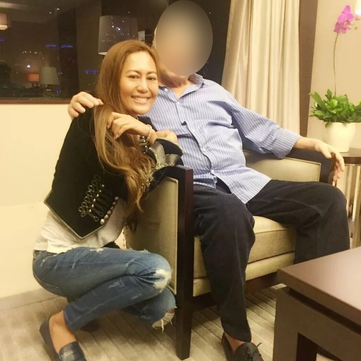 <p>Dalam salah satu foto, Azura mengaku pria yang ada di sampingnya ini adalah ayahnya. (Foto: Instagram)</p>
