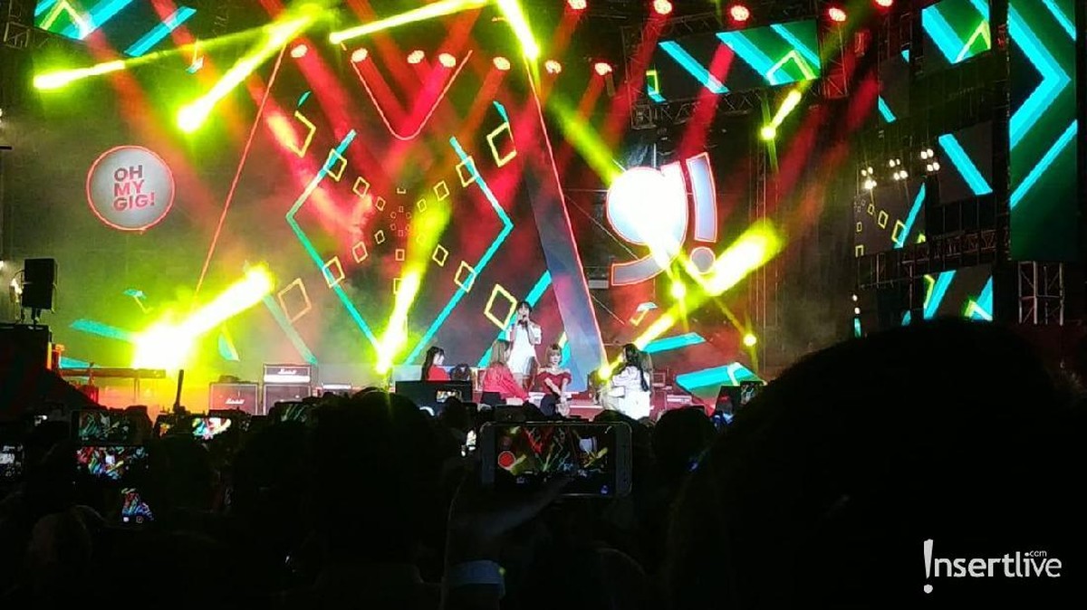 Girkband GFRIEND kembali ke Indonesia untuk menghibur penggemarnya&period; GFRIEND mengisi acara Oh My Gig di Parkir Timur Senayan&comma; Jakarta&comma; Sabtu &lpar;7&sol;12&rpar;&period; 