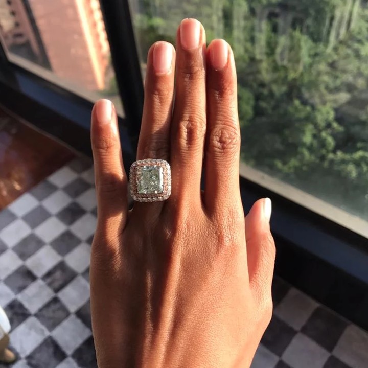 <p>Ia juga memamerkan cincin berlian di media sosialnya. (Foto: Instagram)</p>