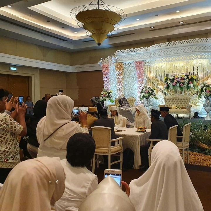 Ade Jigo melangsungkan pernikahan kemarin (6/12/2019) di Malang, Jawa Timur. Ia menikahi wanita bernama Irene Maya Aurida Reny (Irene). (Foto: Instagram @chaca_apria_setyawan)